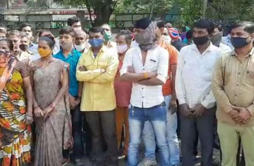 मनपा कार्रवाई के खिलाफ किया प्रदर्शन मनपा कार्रवाई के खिलाफ किया प्रदर्शन