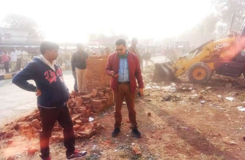 Action: Bulldozer to remove encroachment from government land near Dur कार्रवाई: दुर्गा मन्दिर के नजदीक सरकारी जमीन से अतिक्रमण हटाने चला बुलडोजर