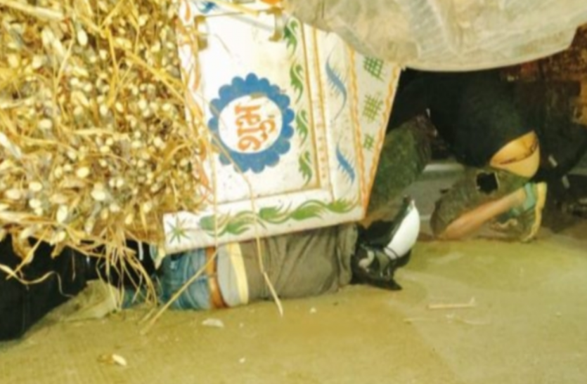 बैतूल-नागपुर नेशनल हाइवे पर हादसा: गन्ने से भरी ट्राली पलटी, तीन युवकों की मौत बैतूल-नागपुर नेशनल हाइवे पर हादसा: गन्ने से भरी ट्राली पलटी, तीन युवकों की मौत
