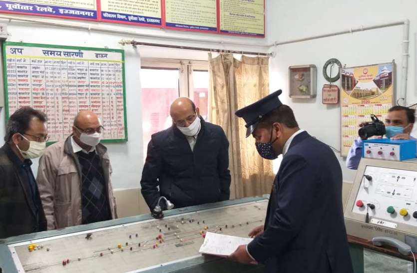 छावनी रेलवे स्टेशन पर निरीक्षण के दौरान व्यवस्थाओं को देखते हुए रेलवे महाप्रबंधक - फ़ोटो - पत्रिका न्यूज़ नेटवर्क रेलवे महाप्रबंधक के निरीक्षण से हड़कंप, रेलवे ट्रैफिक इंस्पेक्टर की लगाई क्लास