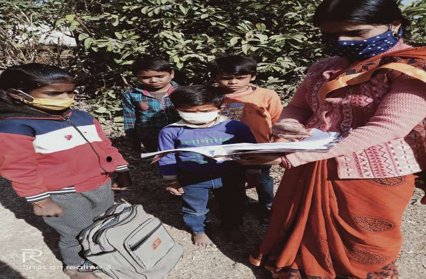प्रतिभा पर्व : घर से दे रहे परीक्षा, मोहल्ला क्लास में कठिन प्रश्रों को कर रहे हल विद्यार्थी प्रतिभा पर्व : घर से दे रहे परीक्षा, मोहल्ला क्लास में कठिन प्रश्रों को कर रहे हल विद्यार्थी