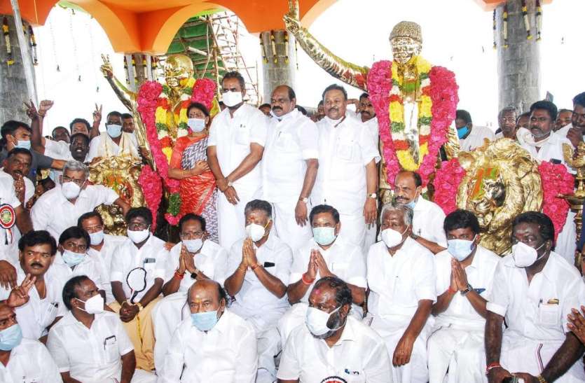 Madurai जिले के टी. कुणातूर में MGR-Jayalalithaa का मंदिर खुला Madurai जिले के टी. कुणातूर में MGR-Jayalalithaa का मंदिर खुला