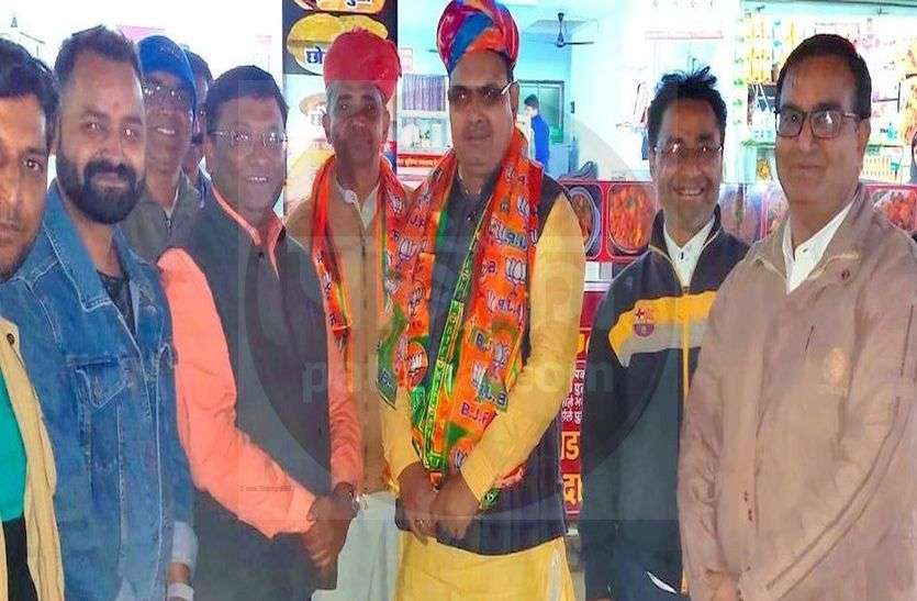 भाजपा प्रदेश महामंत्री पहुंचेे भजनलाल शर्मा आबूरोड, कहा - गहलोत सरकार योजनाओं के नाम बदलकर बटोर रही झूठी वाहवाही भाजपा प्रदेश महामंत्री पहुंचेे भजनलाल शर्मा आबूरोड, कहा - गहलोत सरकार योजनाओं के नाम बदलकर बटोर रही झूठी वाहवाही