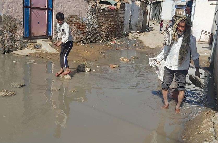 यहां नारकीय जीवन जीने को मजबूर लोग, दो महिने से सड़क पर भर रहा गंदा पानी, पालिका बेखबर यहां नारकीय जीवन जीने को मजबूर लोग, दो महिने से सड़क पर भर रहा गंदा पानी, पालिका बेखबर