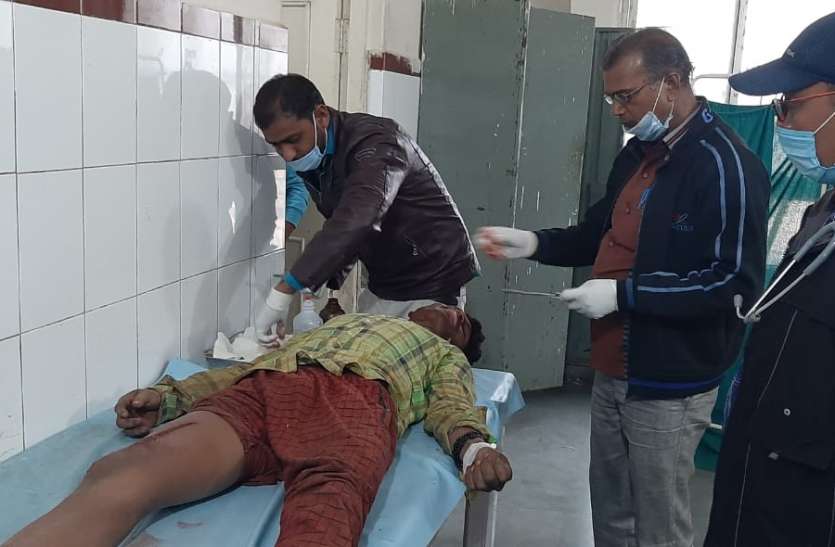 टायर फटने से पिकअप पलटी, एक की मौत, तीन घायल टायर फटने से पिकअप पलटी, एक की मौत, तीन घायल