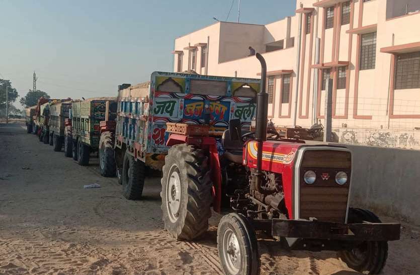 बजरी से भरी 7 ट्रैक्टर-ट्रॉली सहित एक मोटरसाइकिल को भी किया जब्त बजरी से भरी 7 ट्रैक्टर-ट्रॉली सहित एक मोटरसाइकिल को भी किया जब्त
