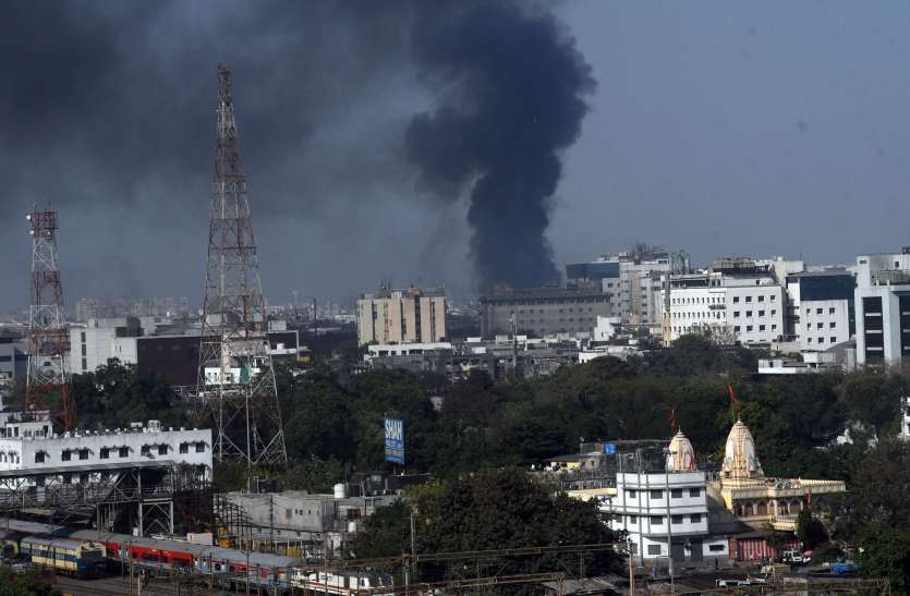 FIRE IN SURAT : दस किलोमीटर तक दिखे धुएं के गुब्बार से खलबली FIRE IN SURAT : दस किलोमीटर तक दिखे धुएं के गुब्बार से खलबली