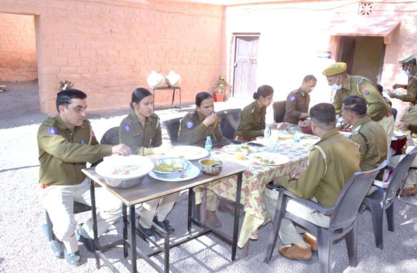 पुलिस कमिश्नर ने थाने में दाल-रोटी खाई पुलिस कमिश्नर ने थाने में दाल-रोटी खाई
