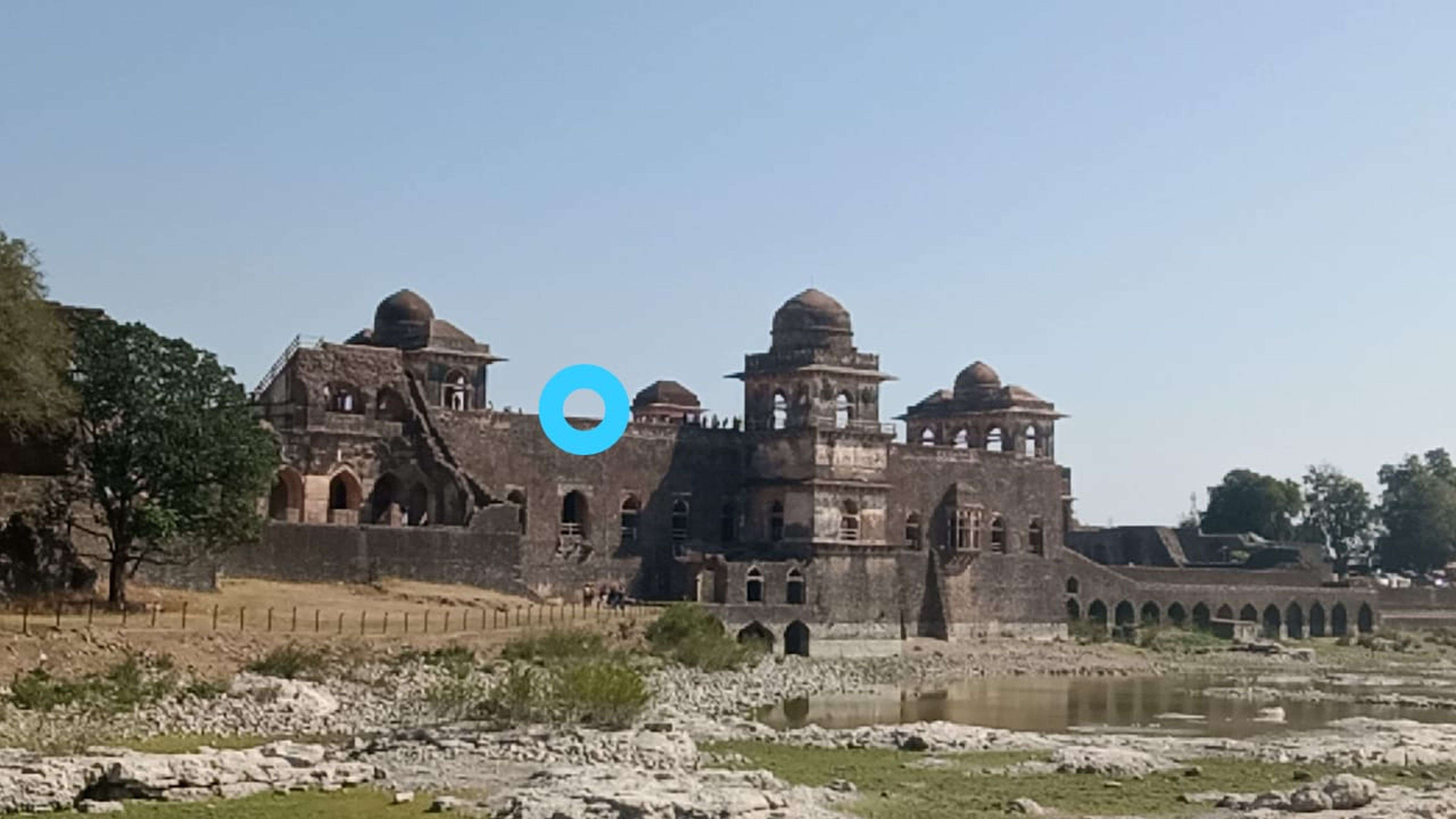 फोटो खींचने के लिए किया क्लिक तो महल से 30 फीट नीचे जा गिरी छात्रा (देखे वीडियो)