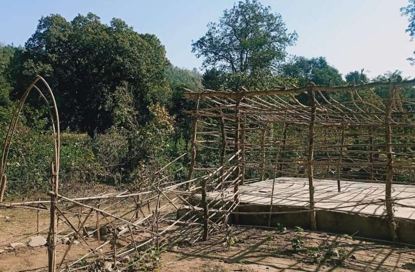 राजस्थान के एक गांव में आदिवासी लोगों ने लकड़ी व बांस से बनाया स्कूल भवन राजस्थान के एक गांव में आदिवासी लोगों ने लकड़ी व बांस से बनाया स्कूल भवन