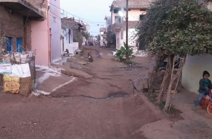 गुना में यह कैसा विकास, 2015 में मंजूर हुई सड़क आज तक नहीं बन पाई गुना में यह कैसा विकास, 2015 में मंजूर हुई सड़क आज तक नहीं बन पाई