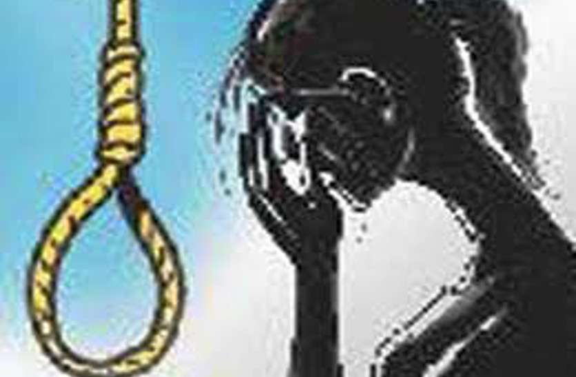 कॉलेज की छात्रा की फांसी के फंदे पर लटकती मिली लाश, मां ने दरवाजा तोड़ा तो देखकर उड़े होश कॉलेज की छात्रा की फांसी के फंदे पर लटकती मिली लाश, मां ने दरवाजा तोड़ा तो देखकर उड़े होश