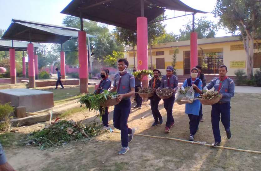 रोवर-रेंजर के श्रमदान से चमका मोक्षधाम परिसर रोवर-रेंजर के श्रमदान से चमका मोक्षधाम परिसर