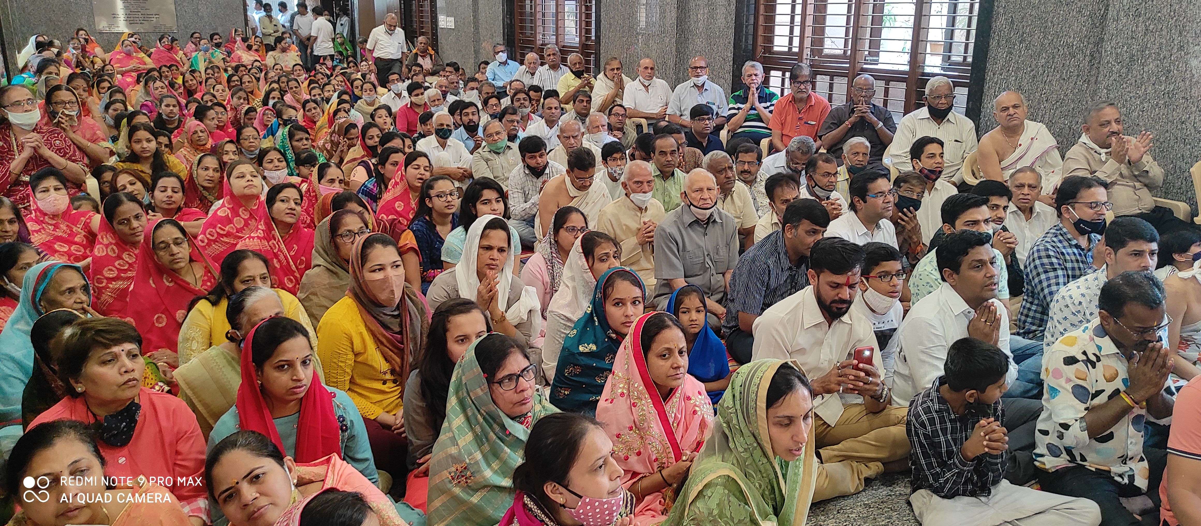 मंदिर के शिखर पर चढ़ाई ध्वजा