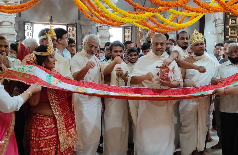 मंदिर के शिखर पर चढ़ाई ध्वजा मंदिर के शिखर पर चढ़ाई ध्वजा