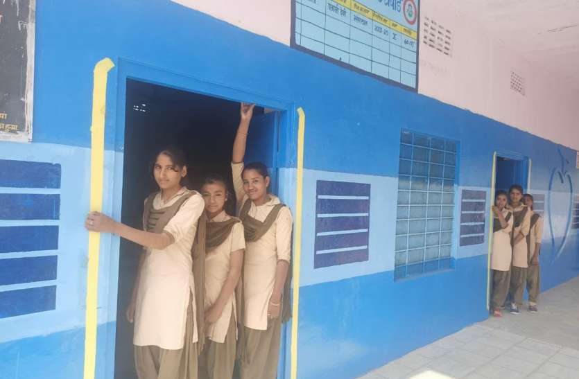 School in Train यहां ट्रेन में चलती स्कूल, बच्चों को पढऩे में आता आनंद