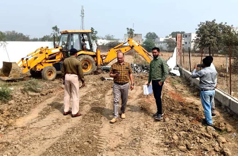 अमलेश्वर में 50 एकड़ में अवैध प्लाटिंग, कल्पतरू बिल्डर्स सहित सात के अवैध निर्माण पर चला प्रशासन का जेसीबी अमलेश्वर में 50 एकड़ में अवैध प्लाटिंग, कल्पतरू बिल्डर्स सहित सात के अवैध निर्माण पर चला प्रशासन का जेसीबी