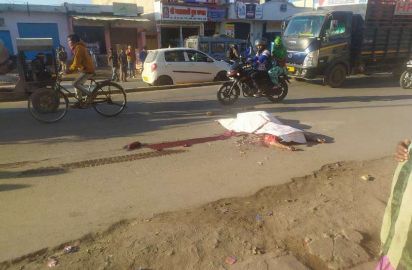 तेज रफ्तार बस ने महिला को कुचला तेज रफ्तार बस ने महिला को कुचला