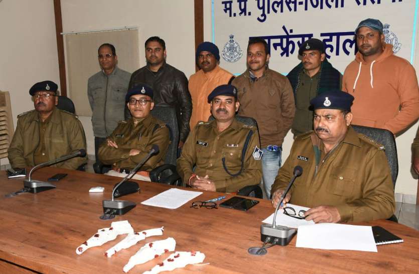 The rogue was called by the UP to rob the liquor company's salesmen शराब कंपनी के सेल्समैन को लूटने उप्र से बुलाए थे बदमाश