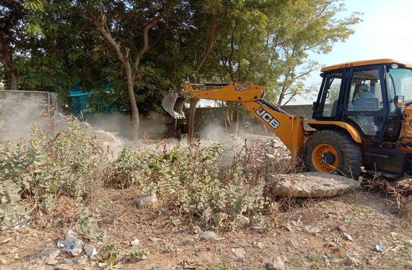 अतिक्रमण हटाते जेडीए दस्ता। महल ग्राम में सरकारी भूमि को करवाया अतिक्रमण मुक्त