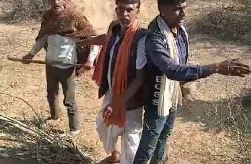 वन क्षेत्र मेें खनन करते ट्रैक्टर-ट्रॉली जब्त, खननकर्ता पथराव कर छुड़ा ले गए वाहन वन क्षेत्र मेें खनन करते ट्रैक्टर-ट्रॉली जब्त, खननकर्ता पथराव कर छुड़ा ले गए वाहन