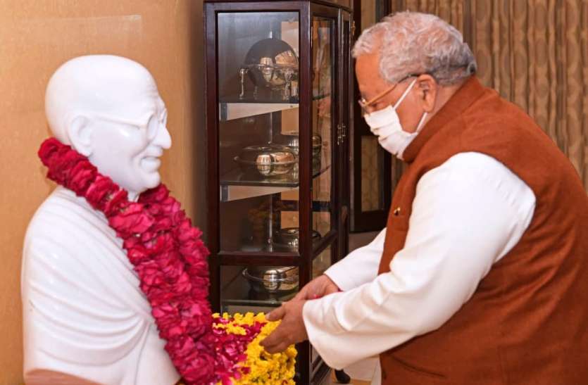 बापू की पुण्यतिथि पर राज्यपाल ने दी श्रद्धांजलि बापू की पुण्यतिथि पर राज्यपाल ने दी श्रद्धांजलि