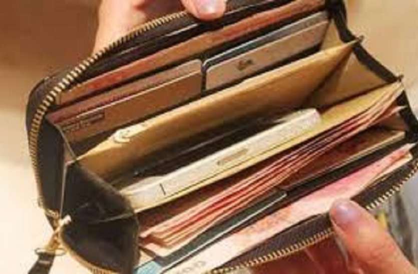 purse Vastu Tips: पर्स में भूलकर भी ना रखें ये चीजें, नहीं होगी आर्थिक हानि
