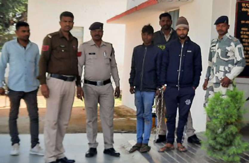 युवा कांग्रेस के जिला महासचिव व दोस्त को ग्रामीणों ने बेदम पीटा, अंगूठा लगवाकर खाते से गायब करते थे रुपए, गए जेल युवा कांग्रेस के जिला महासचिव व दोस्त को ग्रामीणों ने बेदम पीटा, अंगूठा लगवाकर खाते से गायब करते थे रुपए, गए जेल