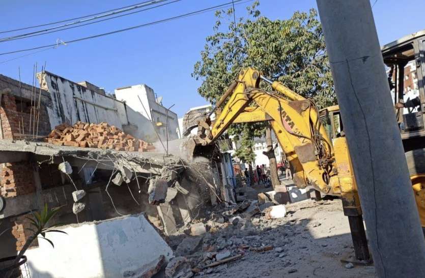 सरकारी जमीन पर बनाए खेल मैदान व गार्डन को ध्वस्त किया सरकारी जमीन पर बनाए खेल मैदान व गार्डन को ध्वस्त किया