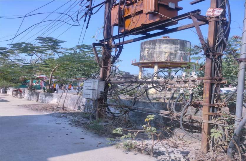 Electricity company negligence, wires open बिजली कंपनी की लापरवाही, खुले पड़े जगह-जगह तार
