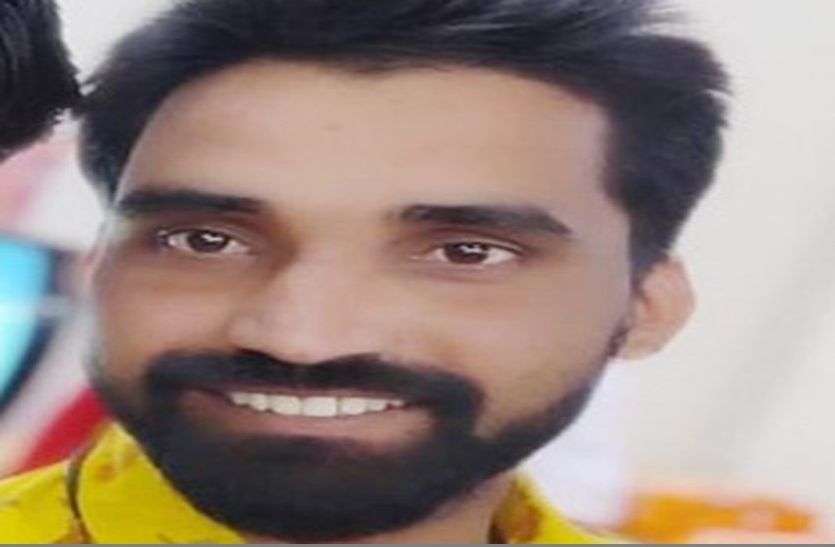 उधारी मांगने आया शाखा प्रबंधक फंदे पर लटका मिला उधारी मांगने आया शाखा प्रबंधक फंदे पर लटका मिला