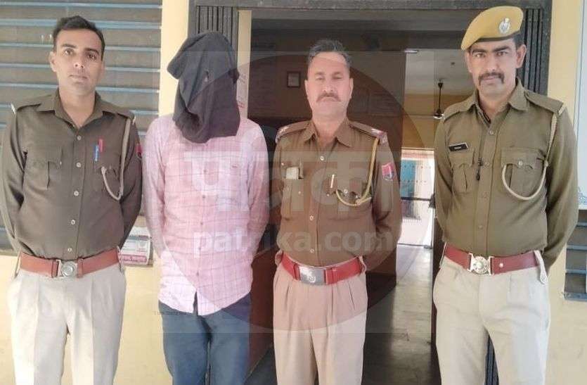 पाटन में हत्या के बाद फरार हुए टीलू ने आबूरोड में व्यापारी से 6 लाख की थी डकैती, तेरह माह बाद गिरफ्तार पाटन में हत्या के बाद फरार हुए टीलू ने आबूरोड में व्यापारी से 6 लाख की थी डकैती, तेरह माह बाद गिरफ्तार