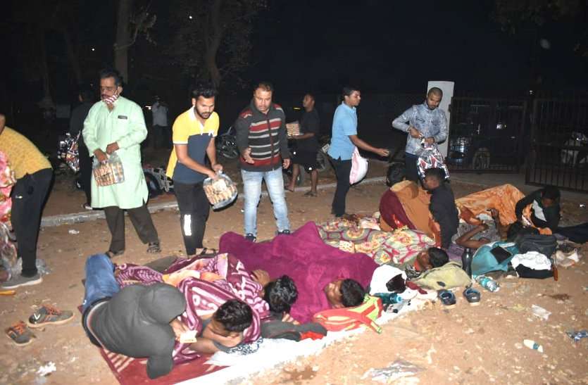नौकरी की आस और ये सर्द रात, पुलिस भर्ती में आए हजारों युवा खुले आसमान के नीचे, पत्रिका की पहल से बढ़े मदद के लिए हाथ नौकरी की आस और ये सर्द रात, पुलिस भर्ती में आए हजारों युवा खुले आसमान के नीचे, पत्रिका की पहल से बढ़े मदद के लिए हाथ
