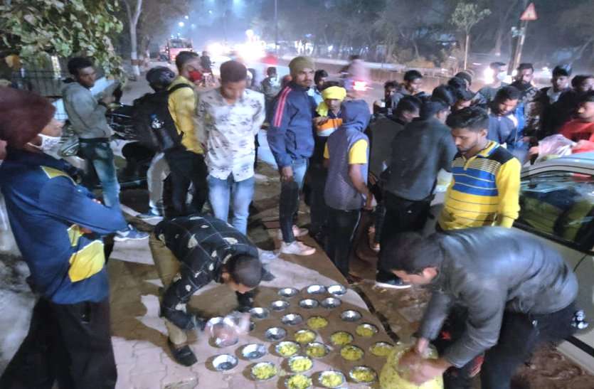नौकरी की आस और ये सर्द रात, पुलिस भर्ती में आए हजारों युवा खुले आसमान के नीचे, पत्रिका की पहल से बढ़े मदद के लिए हाथ