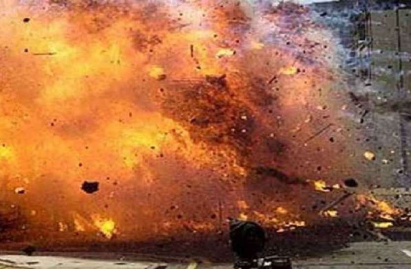 Afghanistan: Car bomb explosion targets peace affairs ministry अफगानिस्तान: काबुल में आतंकियों ने उड़ाई मंत्री की कार, बच्चों संग थे सवार, बाल-बाल बचे