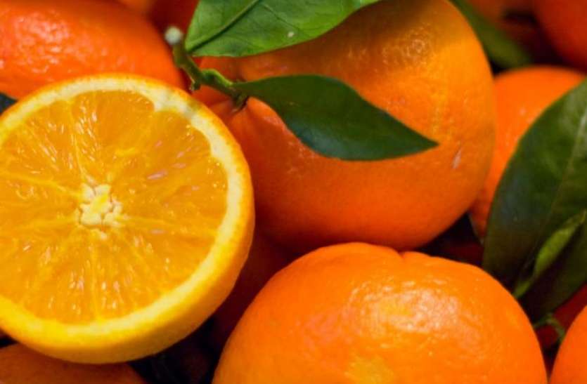 4 Chinese Men Eat 30 Kg Oranges to Avoid Paying Extra Baggage Fee चीन: एयरपोर्ट पर लगेज चार्ज बचाने के लिए चट कर गए 30 किलो संतरे, हालत खराब