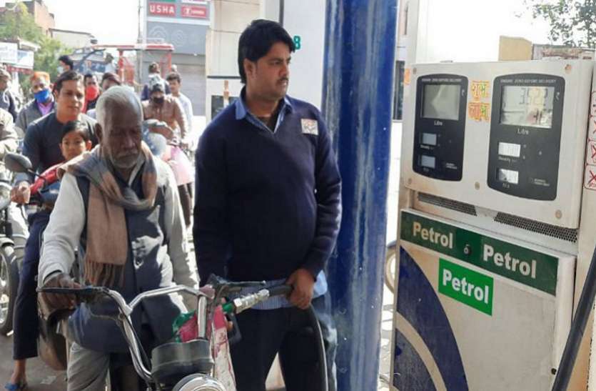 Petrol price in the district crosses Rs 95 डीजल-पेट्रोल पर महंगाई की बारिश—पेट्रोल के बाद डीजल 100 रुपए पार