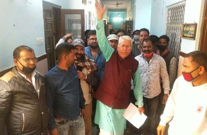 बकाया भुगतान पर ठेकेदारों का फूटा आक्रोश बकाया भुगतान पर ठेकेदारों का फूटा आक्रोश