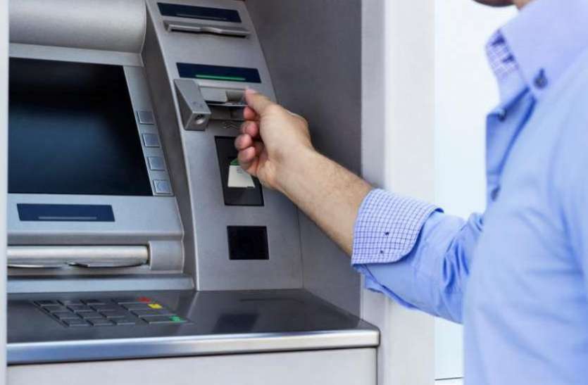 atm.jpg ATM से रुपये निकालने वालों के लिये जरूरी खबर, आधे ज्यादा एटीएम में नहीं निकलेंगे ये नोट, जानिये वजह