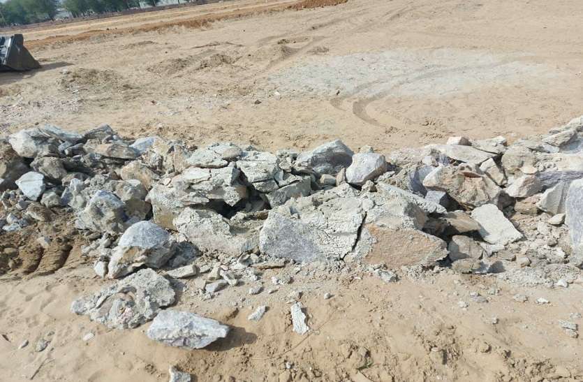 जेडीए दस्ते की कार्रवाई के बाद क्षतिग्रस्त चारदीवारी। जेडीए दस्ते ने फिर खोले हाथ, अवैध कॉलोनी बसाने के मंसूबों पर फेरा पानी
