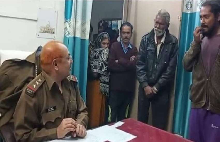 थाने पहुंचे वरिष्ठ नागरिक