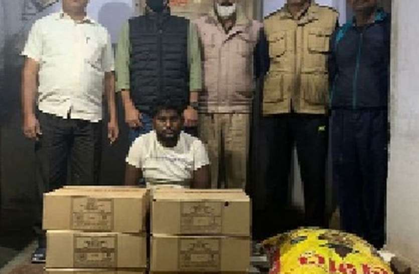 शराब के नकली ढक्कन व खाली बोतले ले जाते एक धरा शराब के नकली ढक्कन व खाली बोतले ले जाते एक धरा