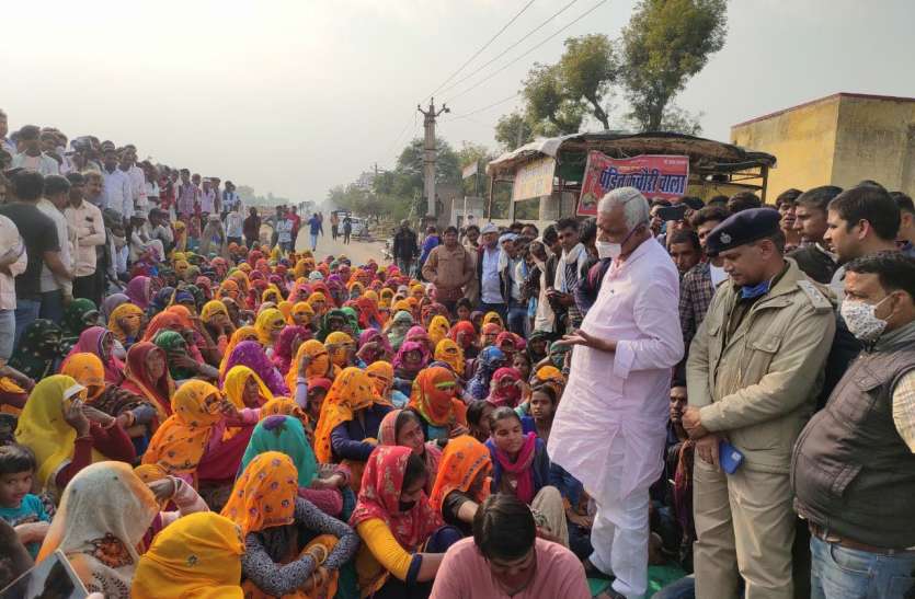 मानपुर थाने पर किया ग्रामीणों ने किया धरना-प्रदर्शन मानपुर थाने पर किया ग्रामीणों ने किया धरना-प्रदर्शन