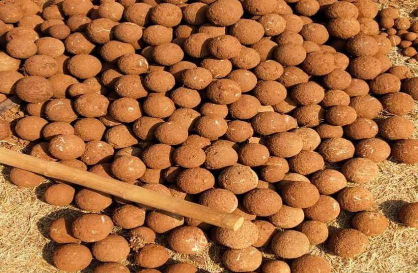 कोल्हापुर में मिले 406 तोप के गोले कोल्हापुर में मिले 406 तोप के गोले