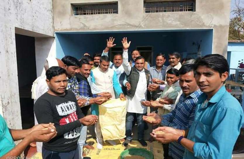 एक मुठ्ठी अनाज मांग कर जुटा रहे किसानों के आंदोलन को समर्थन एक मुठ्ठी अनाज मांग कर जुटा रहे किसानों के आंदोलन को समर्थन