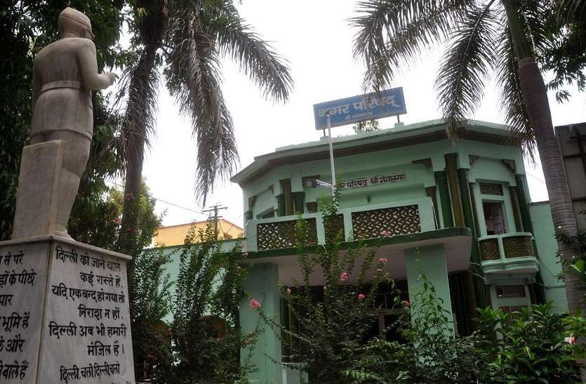 श्रीगंगानगर नगर परिषद में दुगुने श्रमिक लगाकर लाखों का चूना श्रीगंगानगर नगर परिषद में दुगुने श्रमिक लगाकर लाखों का चूना