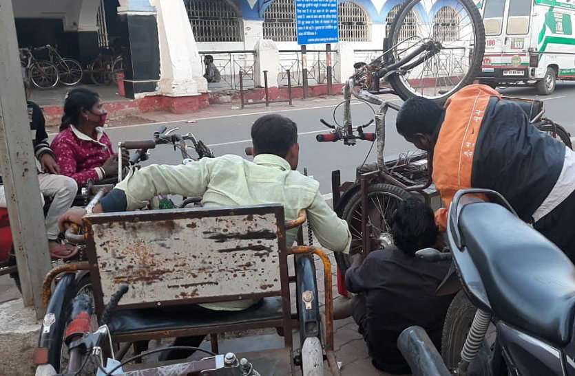 handicap problem कोरोना यूनिट से होकर दिव्यांग पहुंच रहे हैं केन्द्र