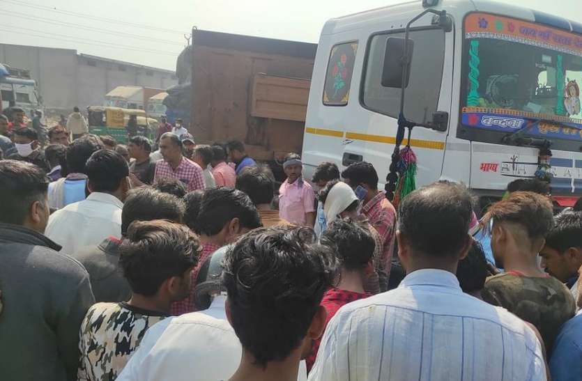 भामाशाहमंडी रोड पर गौमती चौराहे पर हुआ हादसा ट्रेलर ने बाइक सवार युवक को कुचला, मौके पर मौत
