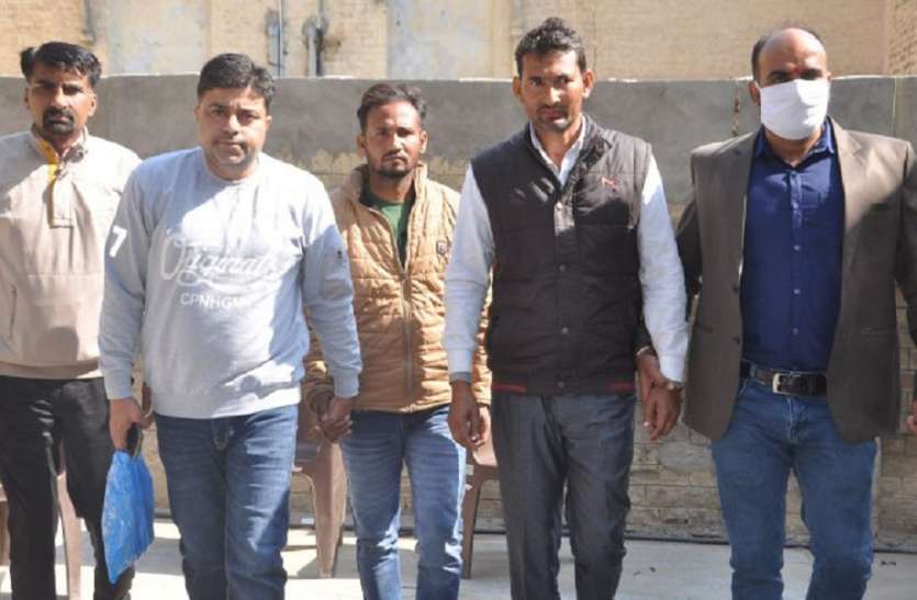 रिश्वत लेने के आरोपी चतुर्थ श्रेणी कर्मचारी व कम्प्यूटर ऑपरेटर जेल भेजे रिश्वत लेने के आरोपी चतुर्थ श्रेणी कर्मचारी व कम्प्यूटर ऑपरेटर जेल भेजे
