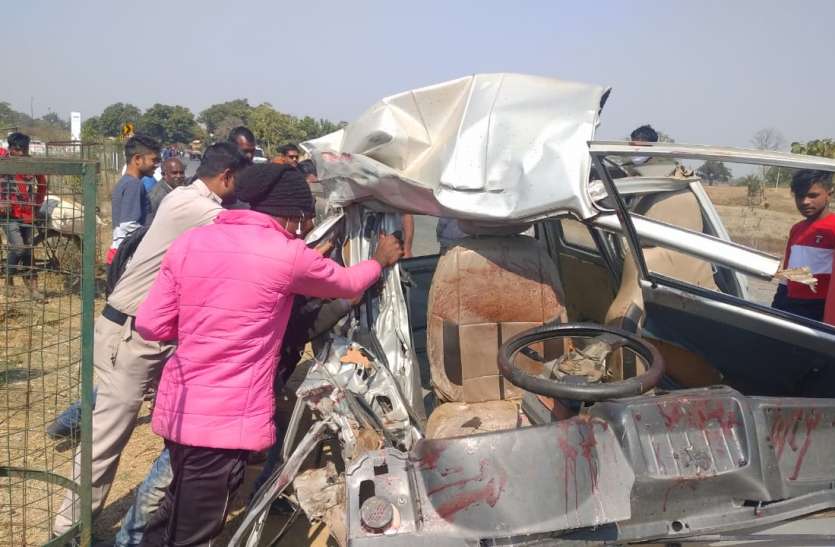 मिनी ट्रक से टक्कर के बाद वैन की ये हालत देख आप सिहर जाएंगे, 2 युवक थे सवार मिनी ट्रक से टक्कर के बाद वैन की ये हालत देख आप सिहर जाएंगे, 2 युवक थे सवार